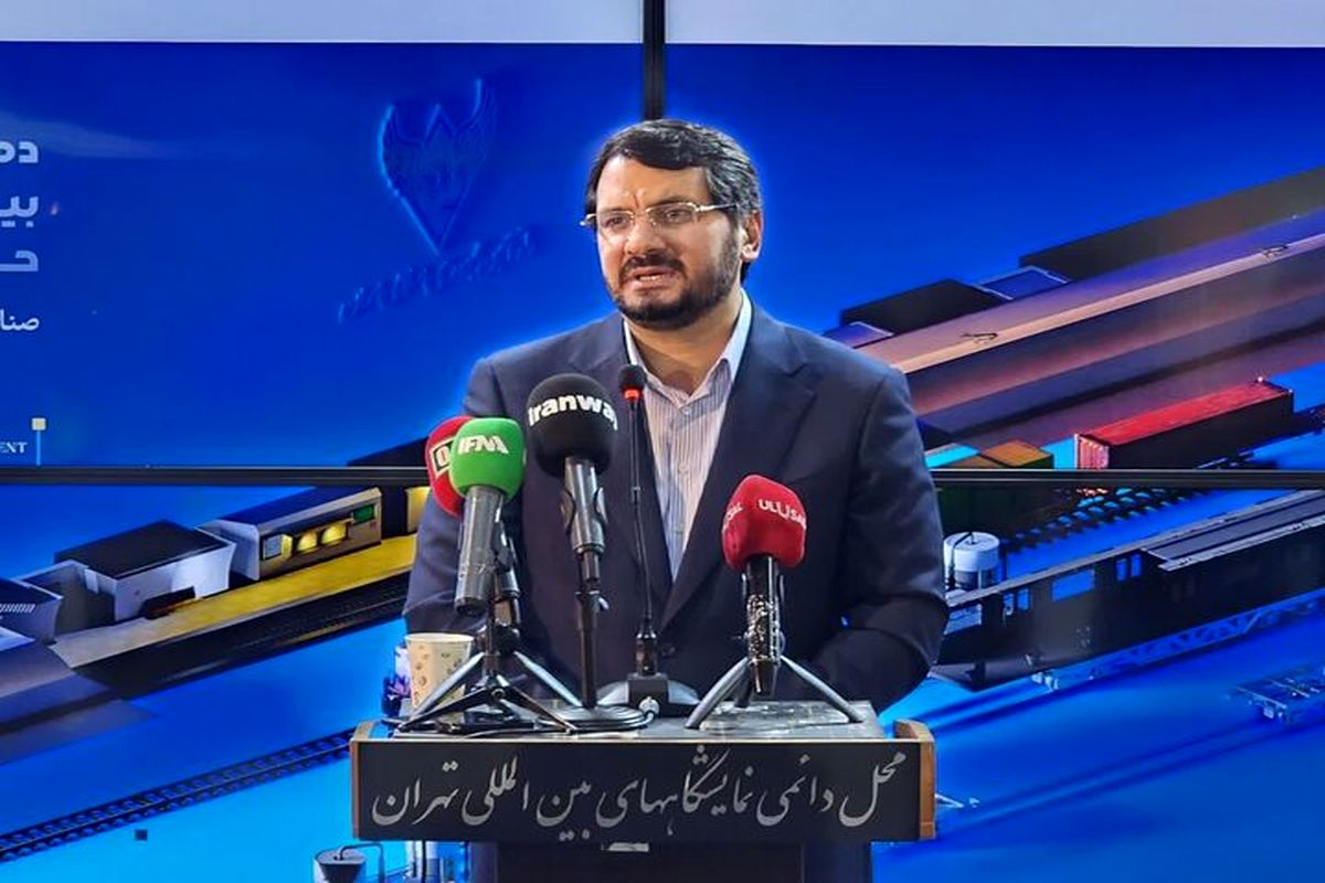 تقدیر وتجلیل وزیر راه و شهرسازی از مدیر عامل شهر فرودگاهی امام خمینی(ره)
