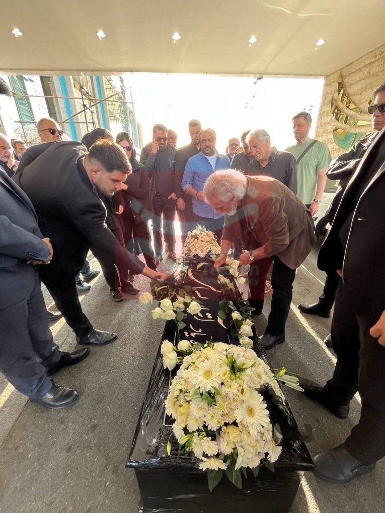 استقبال هنرمندان از پیکر آتیلا پسیانی در فرودگاه/ آقای بازیگر بعد از چند روز به ایران رسید + عکساستقبال هنرمندان از پیکر آتیلا پسیانی در فرودگاه/ آقای بازیگر بعد از چند روز به ایران رسید + عکس 4 بازیگران , سینما , تئاتر , تلویزیون , عکس , فرودگاه بینالمللی امام خمینی ,