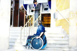معلولان به زباله‌گردی و دست‌فروشی رو آورده‌اند