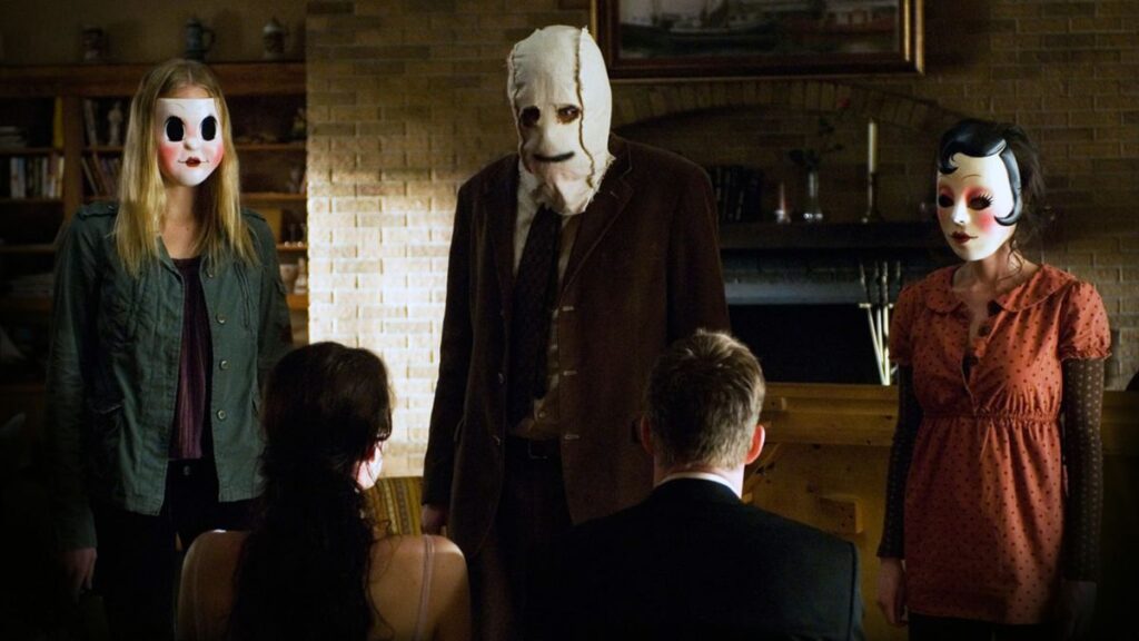 ۲۰ فیلم ترسناک که بر پایه داستان واقعی ساخته شدند_خبرخوان 107 The Strangers