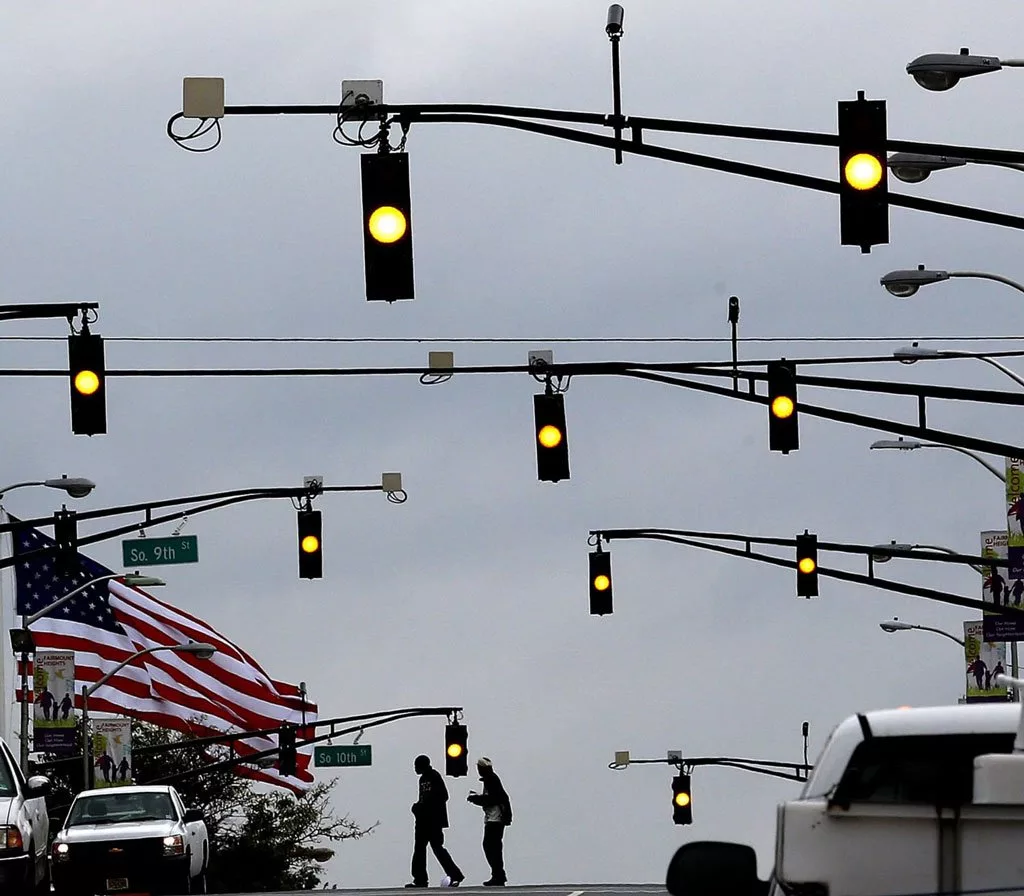 هکرها میتوانند با نفوذ به چراغهای راهنمایی، ترافیک مصنوعی تشکیل کنند_خبرخوان 2 traffic light