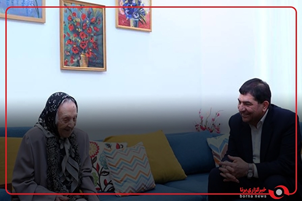 گفتگوی صمیمی محمد مخبر با مادر شهید و جانباز ۷۰ درصد، در حاشیه بازدید از یکی از حوزه های اخذ رأی در شهر تهران