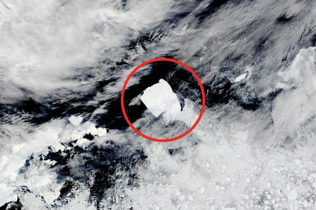 1723501148 782 بزرگ‌ترین کوه یخ جهان مجدد در یک گرداب اقیانوسی دچار