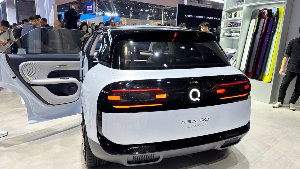 نمایش نسل تازه ام وی ام 110 در نمایشگاه ماشین شانگهای 2025_خبرخوان 6 چری QQ کوریو