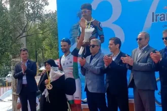 رکابزن تبریزی تیم ملی دوچرخه سواری ایران مدالش را به مادرش تقدیم کرد
