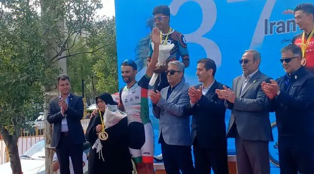 رکابزن تبریزی تیم ملی دوچرخه سواری ایران مدالش را به مادرش تقدیم کرد