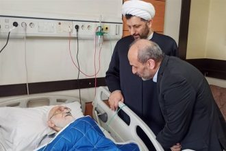 عیادت رئیس صدا و سیما از آیت‌الله نوری همدانی در بیمارستان