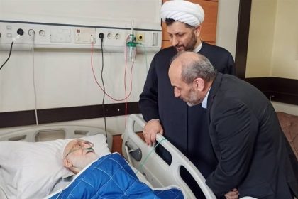 عیادت رئیس صدا و سیما از آیت‌الله نوری همدانی در بیمارستان