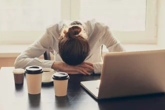 تأثیر بی‌خوابی بر خوردن غذاهای ناسالم