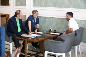 سرمربی تیم امید با دستیار ایتالیایی امیر قلعه‌نویی جلسه گذاشت