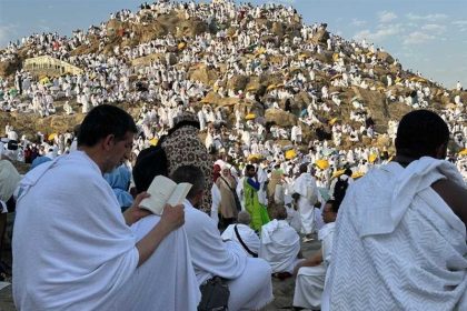 پخش زنده دعای عرفه از شبکه‌های تلویزیونی