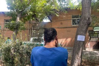 موبایل قاپی پدر بی رحم با پسر ۸ ساله اش در تهران + فیلم گفت‌و‌گو
