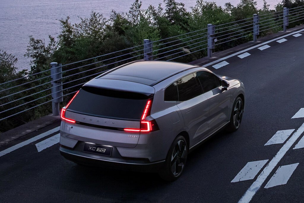 ولوو XC70 تازه با پیشرانه پلاگین هیبریدی معارفه شد_خبرخوان 4 خودرو سوئدی