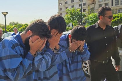 فیلم صحنه سرقت خشن از دختر جوان در سعادت آباد / بازسازی صحنه زورگیری خشن در صحنه جرم