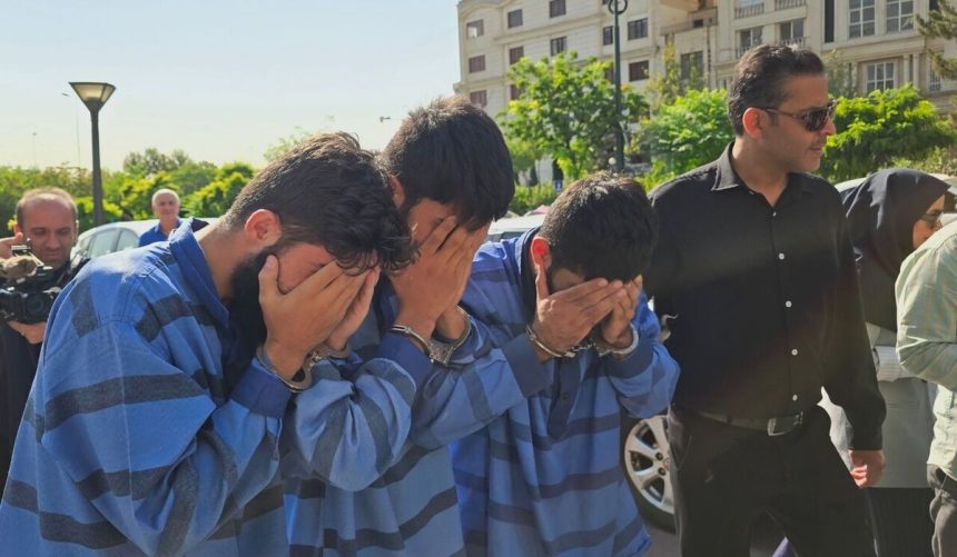 فیلم صحنه سرقت خشن از دختر جوان در سعادت آباد / بازسازی صحنه زورگیری خشن در صحنه جرم