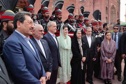 ادای احترام پزشکیان به اقبال لاهوری