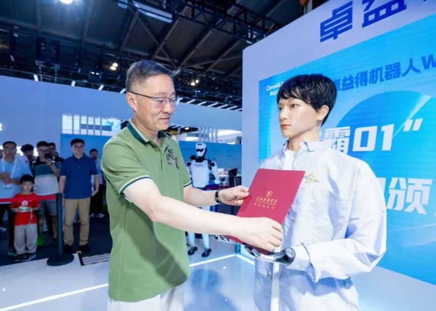 ربات انسان نما چین در رشته هنر