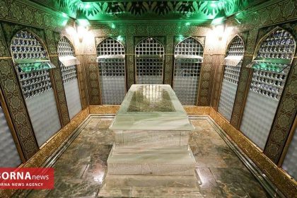 چه چیزی بر سنگ مضجع شریف امام رضا(ع) حک شده است؟