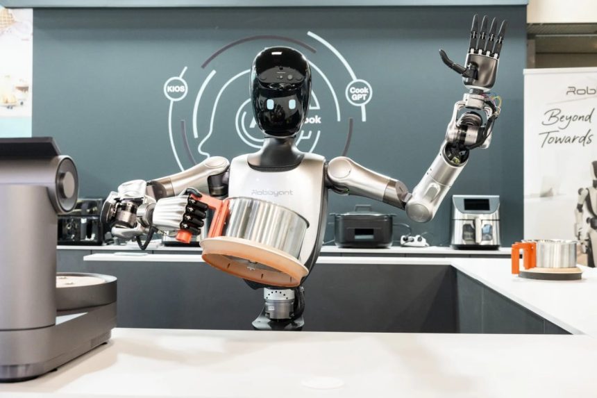 ربات انسان‌نما R1 معرفی شد؛ رقیب چینی برای تسلا اپتیموس + ویدیو