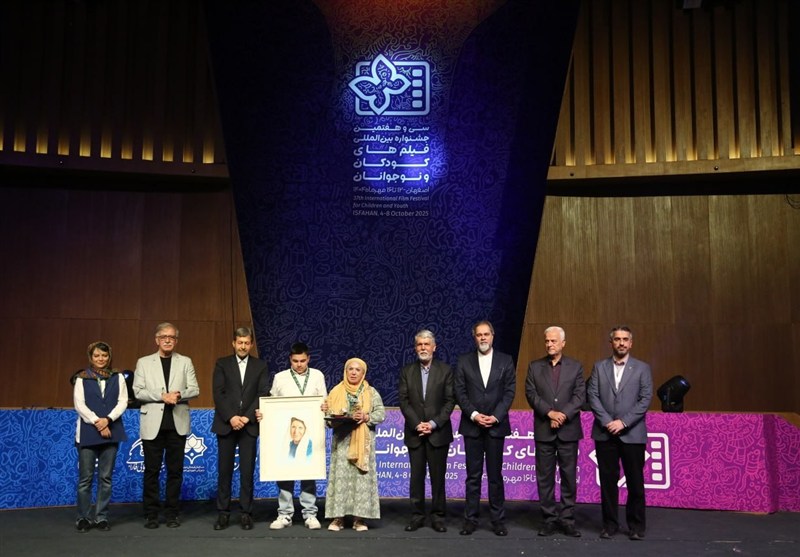 1759990461 960 پرواز پروانه‌های زرین جشنواره فیلم کودک و نوجوان در آسمان