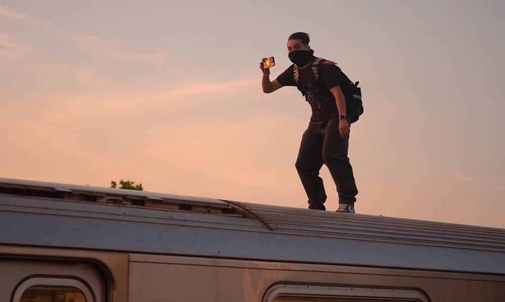 حرکت روی واگن قطار برای ویدیو گرفتن