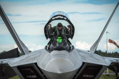 خلبان جنگنده