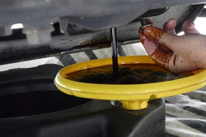 تعویض روغن از طریق پیچ تخلیه کارتل ماشین