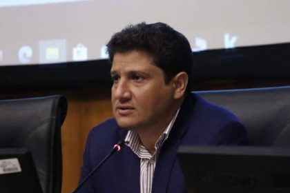 همه مسئولان موظف به رفع موانع توسعه استان هستند