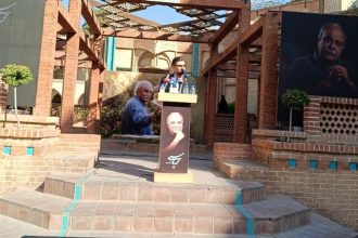 وداع هنرمندان با پیکر محمد کاسبی در حوزه هنری