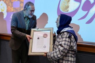 نشان درجه یک هنری برای مینو غزنوی؛ تجلیل از صدایی که مثل حریر شفاف است