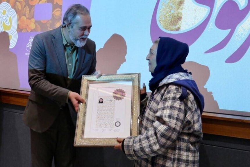 نشان درجه یک هنری برای مینو غزنوی؛ تجلیل از صدایی که مثل حریر شفاف است