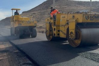 آسفالت راه روستایی خرزان آغاز شد 