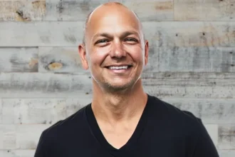 تونی فادل به دنبال جایگزینی تیم کوک