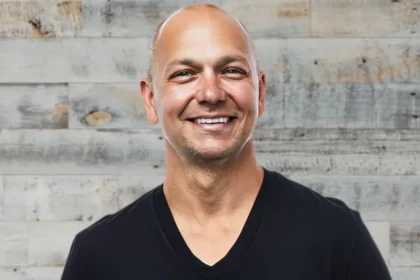 تونی فادل به دنبال جایگزینی تیم کوک