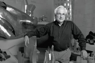 از ساختمان دوربین‌های دوچشمی تا سالن کنسرت والت دیزنی، فرانک گری مرز‌های معماری را شکست