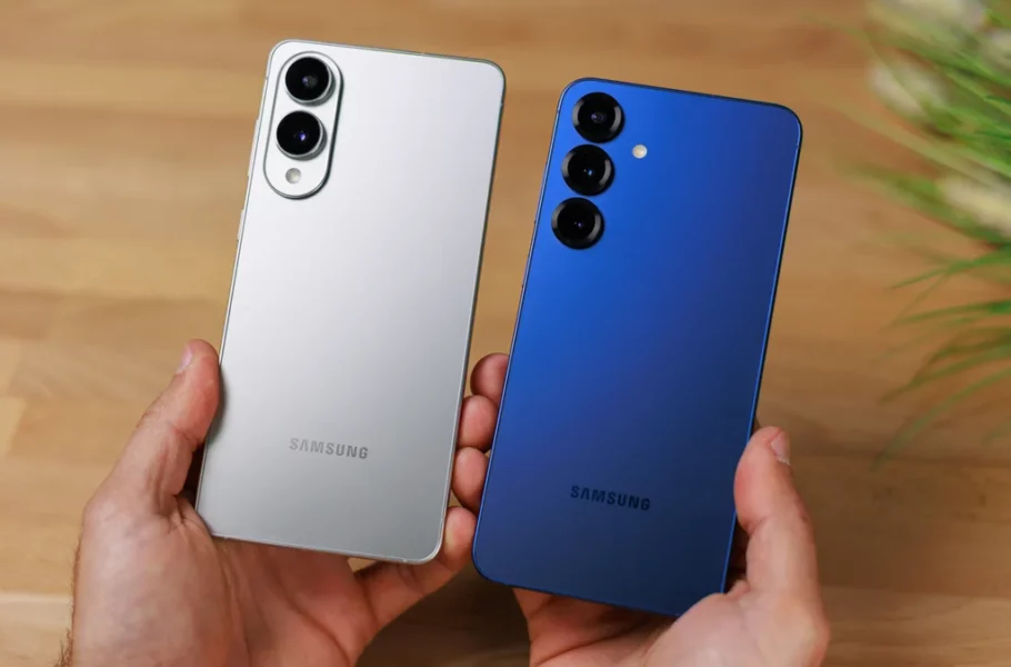 گوشی سامسونگ آبی یا سه لنز و سمت چپ به رنگ نقره‌ای با دو لنز