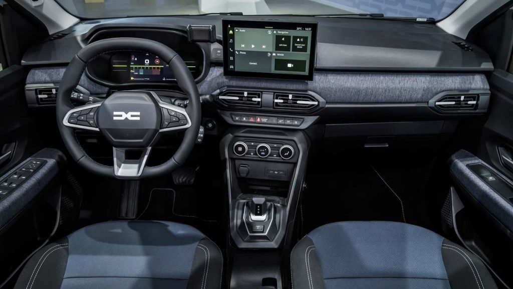 نگاه کلی به داچیا ساندرو ۲۰۲۶؛ قیمت بالاتر، پیشرانه هیبریدی و گیربکس اتوماتیک_خبرخوان 15 کابین