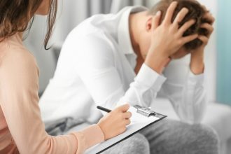 نقش پزشک در روند درمان اعتیاد