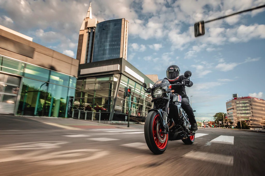 چگونه موتور قسطی حس پرواز در خیابانها را به شما هدیه میدهد؟ 10 چگونه موتور قسطی حس پرواز در خیابانها را به شما هدیه میدهد؟